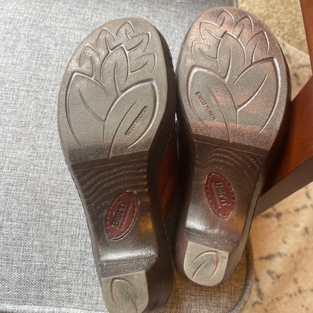 BORN Clogs - Picture 4 of 4
